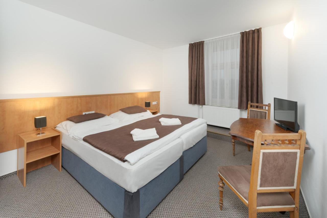 Hotel Na Stare Poste Йилемнице Экстерьер фото