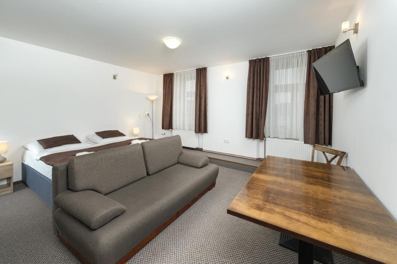 Hotel Na Stare Poste Йилемнице Экстерьер фото