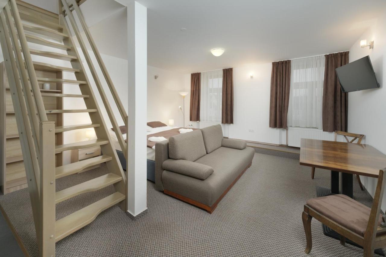 Hotel Na Stare Poste Йилемнице Экстерьер фото